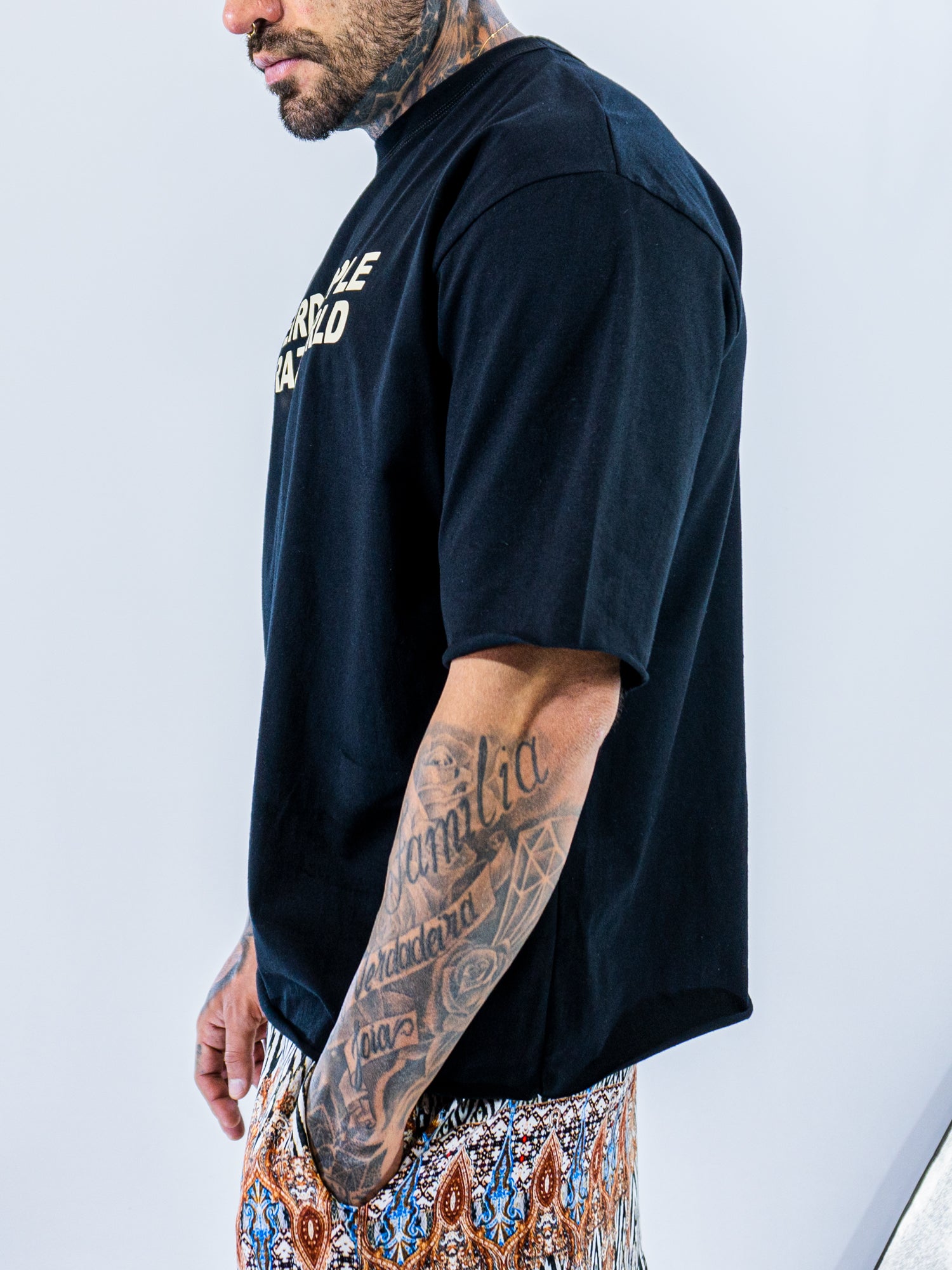 Camiseta Crazy World - Blck – FAS Clothing